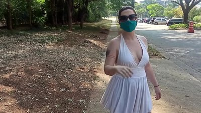 Nahota na verejnosti: dievča z Ruska sa snaží vyzliecť v uliciach Ria de Janeiro. Takmer ju zatkli.